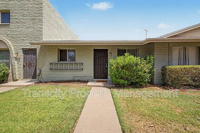 2 bed, 1.0 bath, 952 sqft, $1,295 — Photo 1