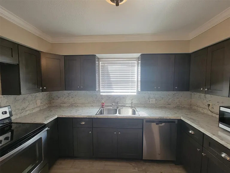 4015 Chapel Square Dr — Photo 11