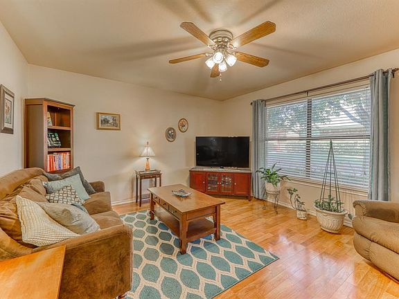 3rd image of 960 Austin Ct