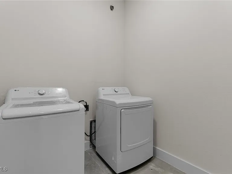 1134 Cumming St E — Photo 23