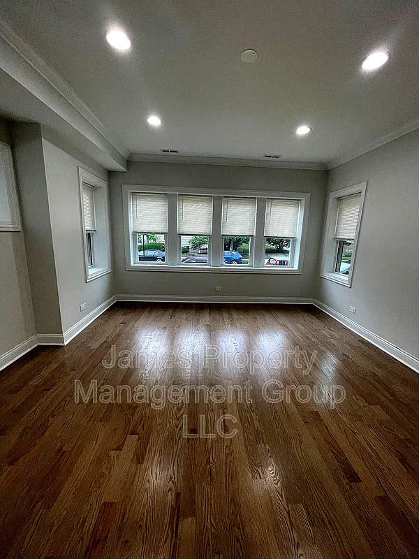 3 bed, 2.0 bath, 1300 sqft, $2,300 — Photo 4