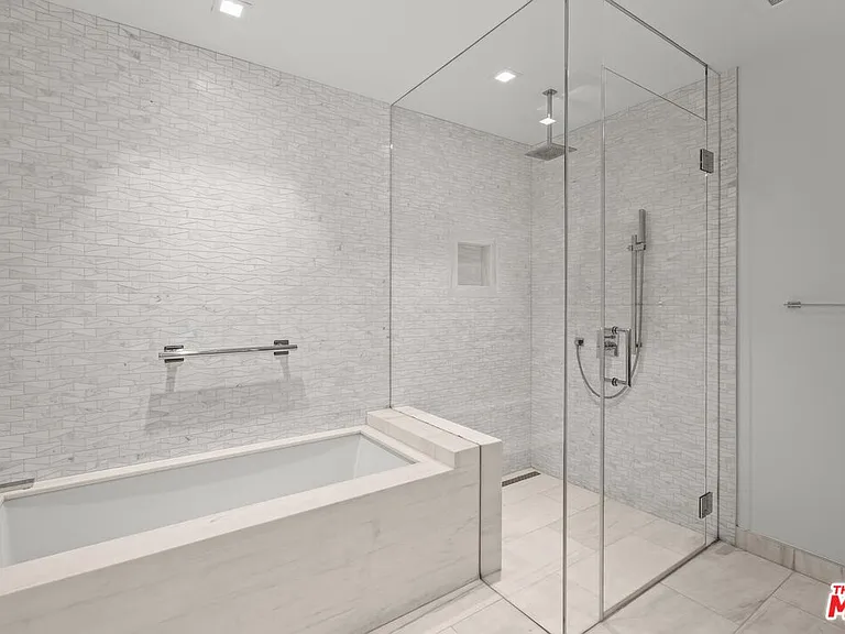 888 W East St #202 — Photo 33