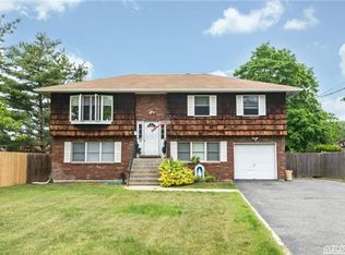 17 Woodland Dr, East Islip, NY 11730