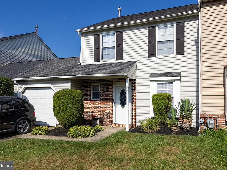 13 Hopewell Ln — Photo 2
