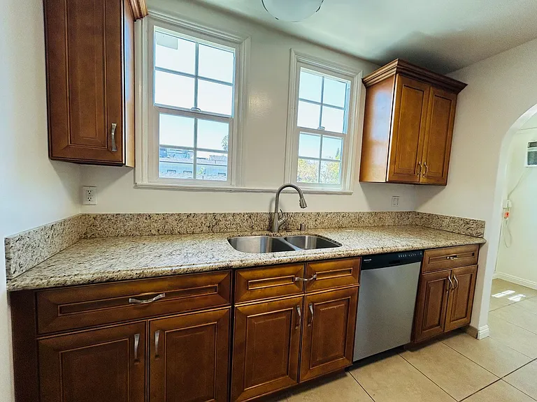 340-342 N Harper Ave — Photo 7