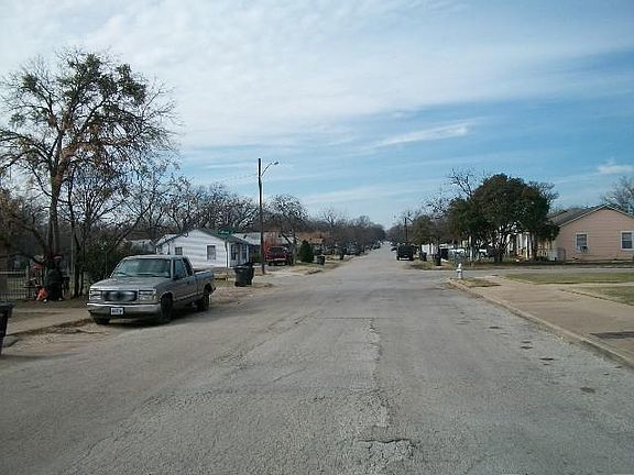 4th image of 813 W Hammond St