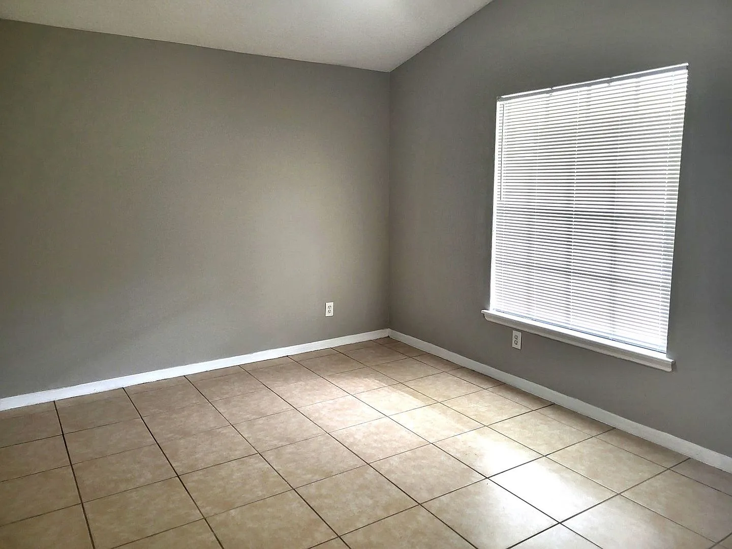 3 Bed/2Bath Single Family Home~Garage~Pet Friendly! — Photo 2