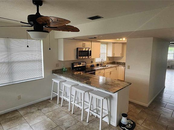 5th image of 203 SE 15th Pl APT 215