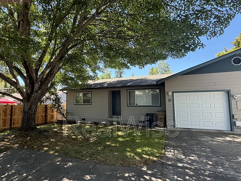 249 SW Rogue River Ave #D — Photo 1