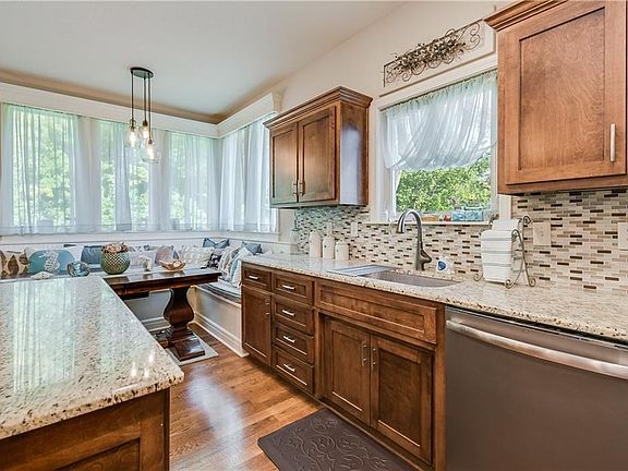 5th image of 2832 NE Parkview Ln