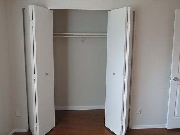 5th image of 546 S 74th Pl