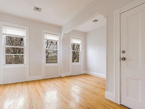 5th image of 338 Bramhall Ave