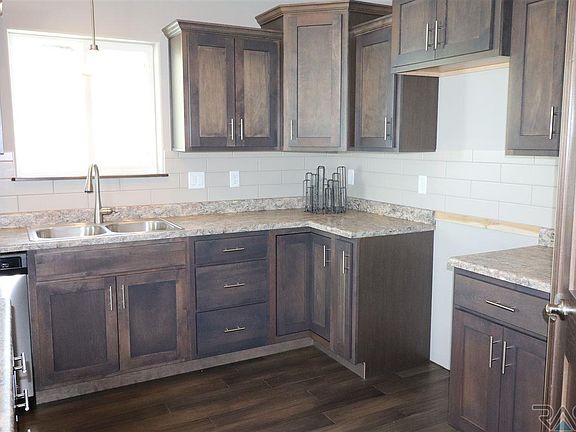 4th image of 618 Katie Ave