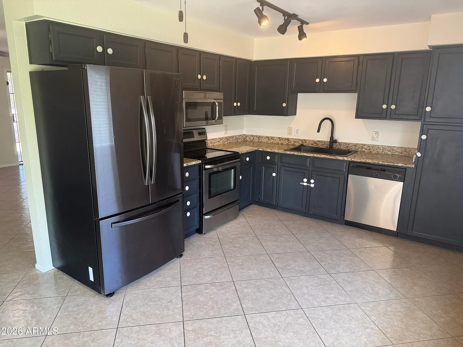 3 bed, 2.0 bath, 1092 sqft, $2,200 — Photo 3