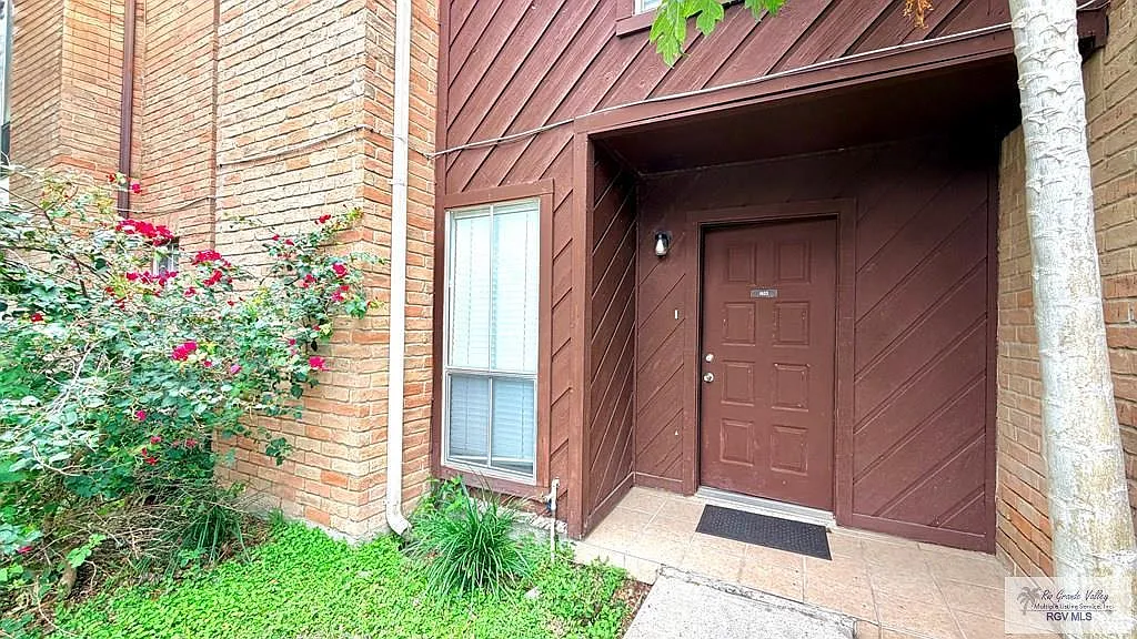 3 bed, 2.5 bath, 1328 sqft, $2,400 — Photo 2