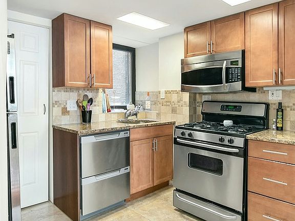 4th image of 213 W 85th St #1A