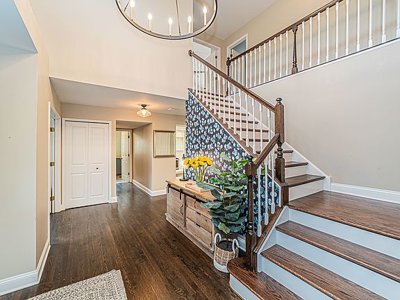 4th image of 1170 Stratford Ln