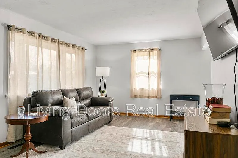 2 bed, 1.0 bath, $1,810 — Photo 3