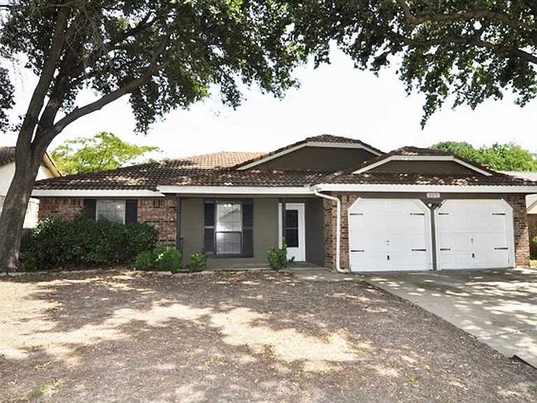 205 Juniper Dr — Photo 2