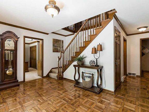 5th image of 837 Nob Hill Dr W