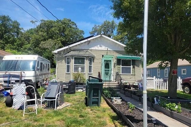 1st image of 20 Linda Ln