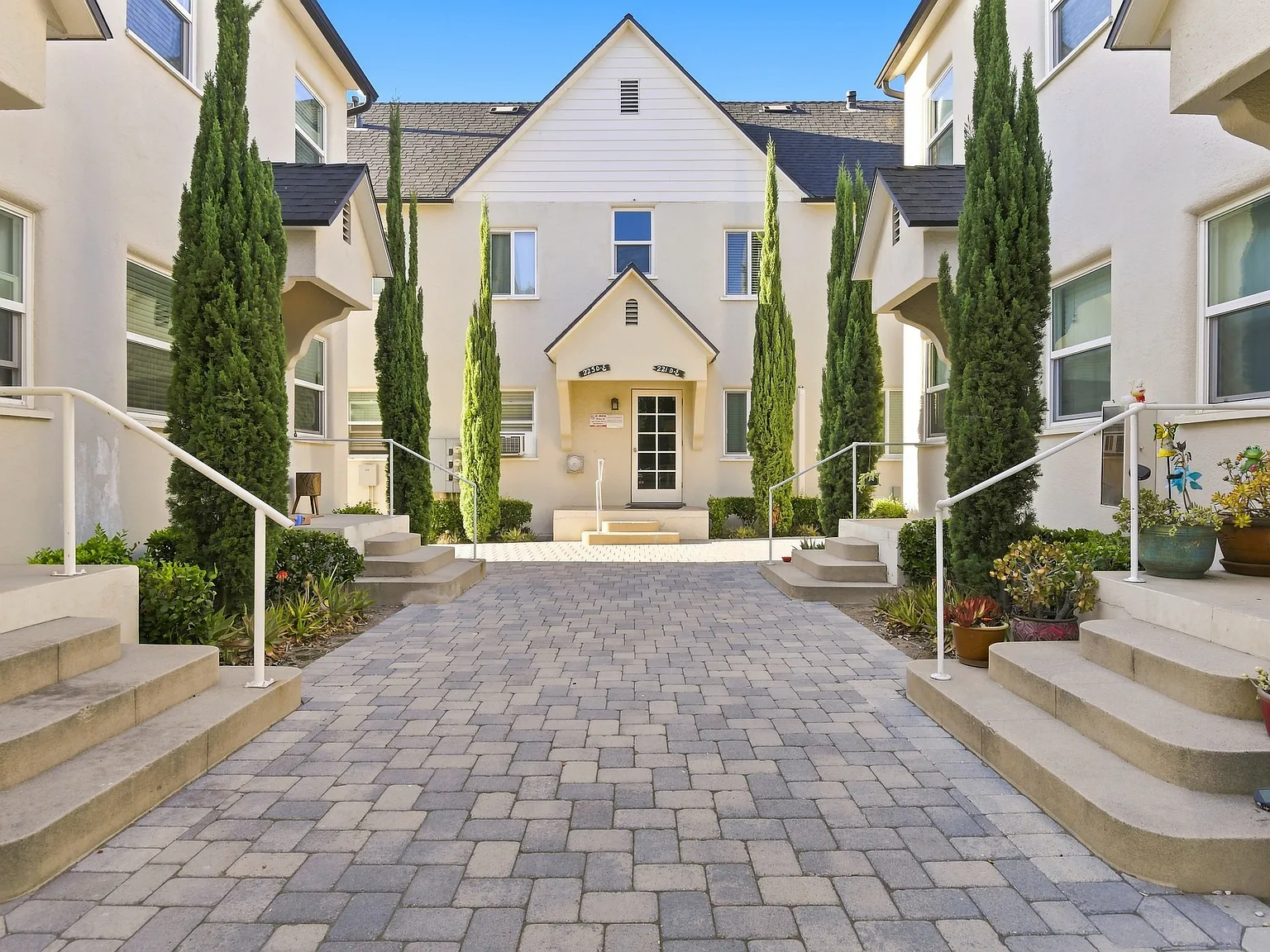 2 bed, 825 sqft, $2,400 — Photo 1