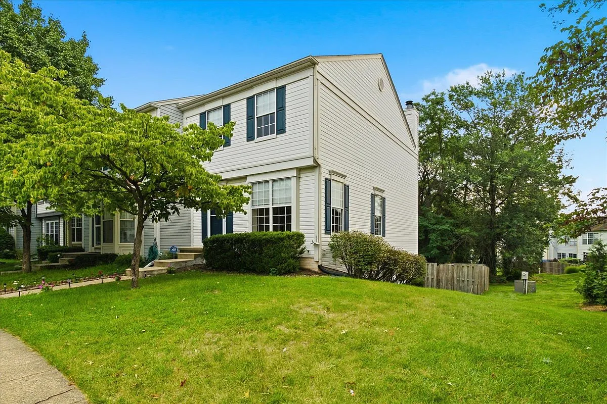 3 bed, 2.5 bath, 1427 sqft, $3,300 — Photo 1