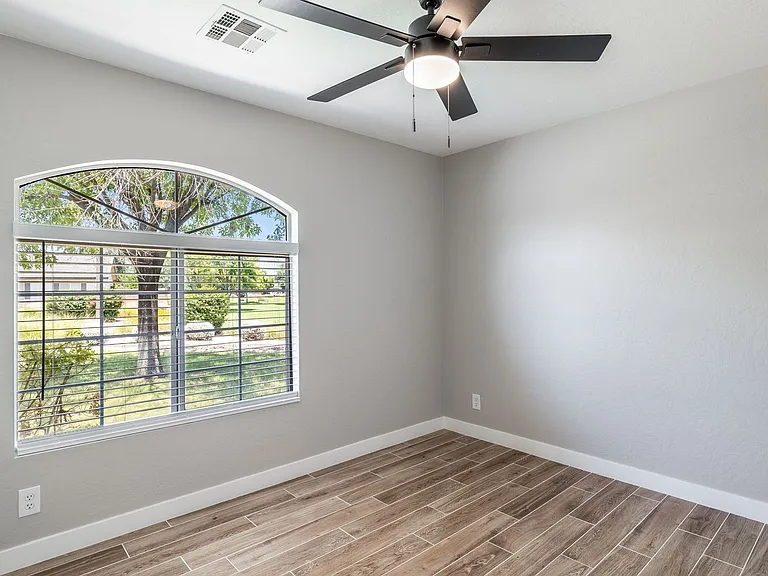 2883 E Oakland Ct — Photo 23