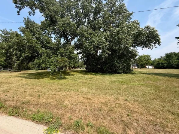 605 8th St SW, Little Falls, MN 56345