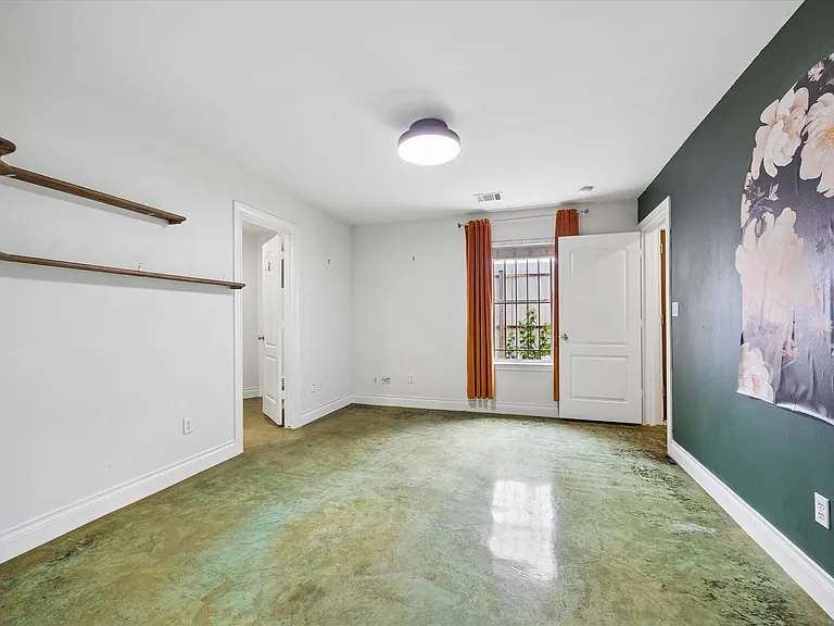 2207 Austin St — Photo 13