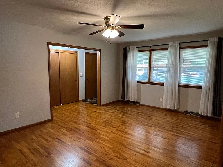 2430 S Kickapoo Ave — Photo 2