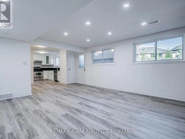 22 Chantler Rd #LOWER — Photo 3