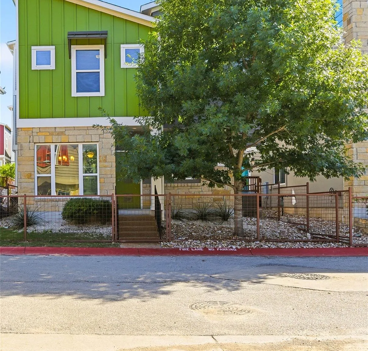 2 bed, 2.5 bath, 1270 sqft, $2,200 — Photo 1