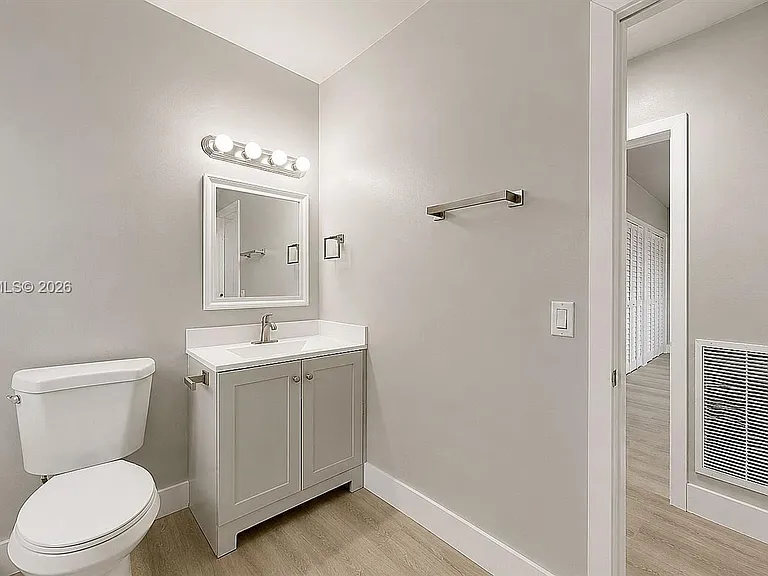 101 W 11th St #8 — Photo 25