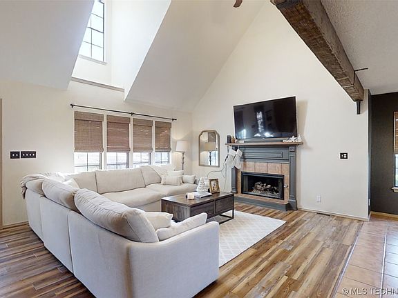 3rd image of 18221 Woodcrest Ln