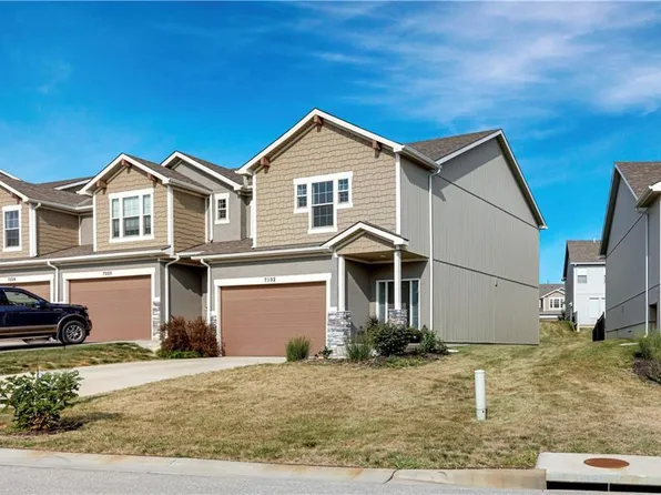 7332 Aaron St #24-D, Parkville, MO 64152