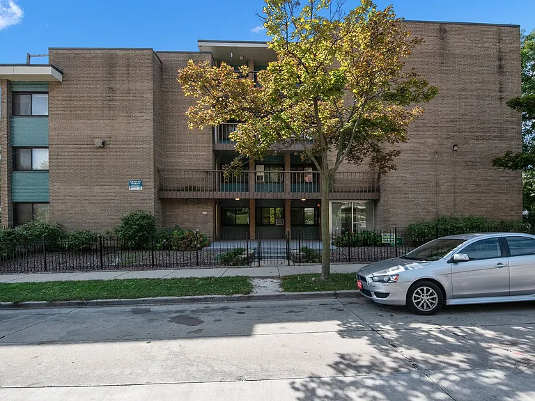 2125 W Kilbourn Ave — Photo 8