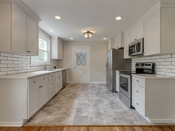 5th image of 807 Chadwell Dr