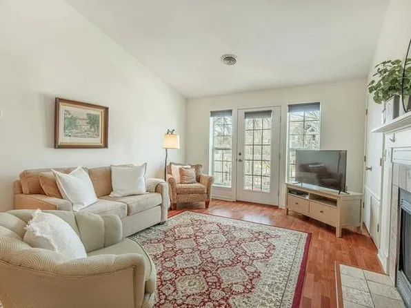701 Harbor House Dr Unit 8, Madison, WI 53719