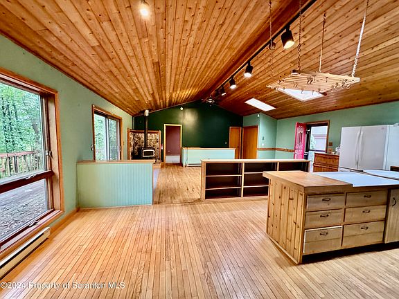 4th image of 813 White Oak Dr