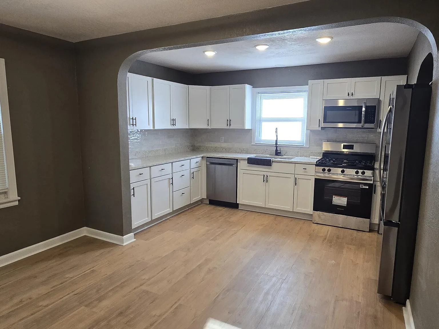 3 bed, 1.0 bath, 950 sqft, $2,100 — Photo 3