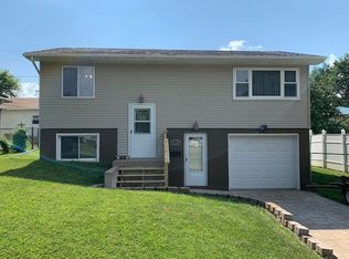 2430 Dunham St, Clinton, IA 52732