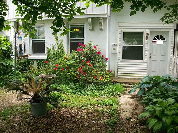 Small front yard (no fence)
