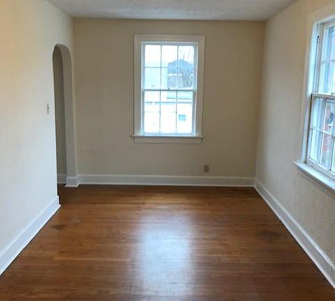 4th image of 102 W Hembree St