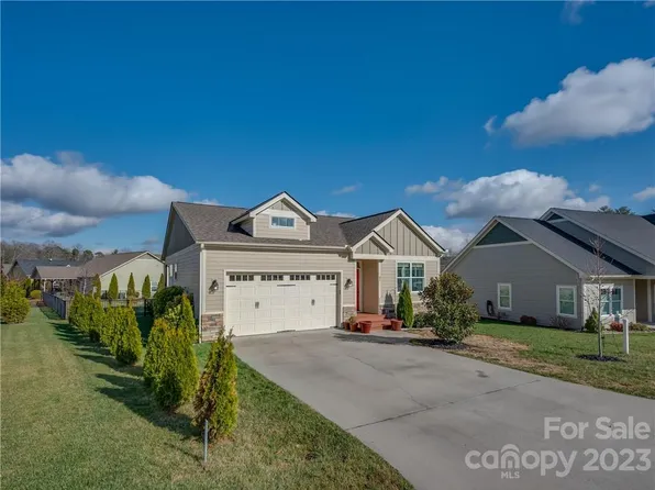 82 Blacksmith Run Dr, Hendersonville, NC 28792