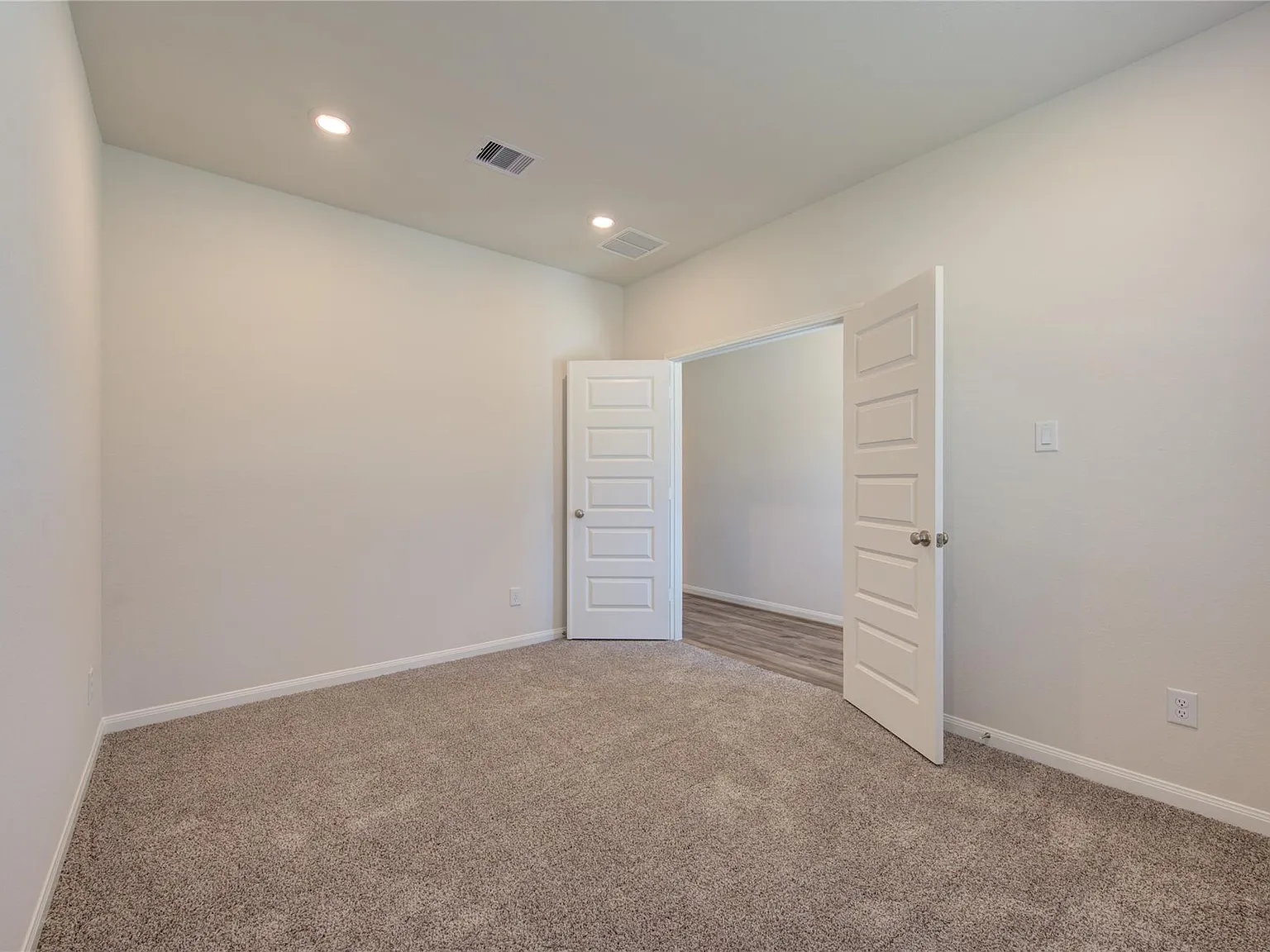 4 bed, 2.5 bath, 2761 sqft, $2,550 — Photo 3