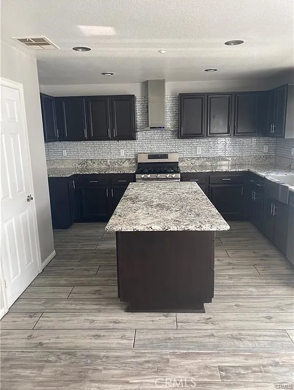 5 bed, 3186 sqft, $4,200 — Photo 2