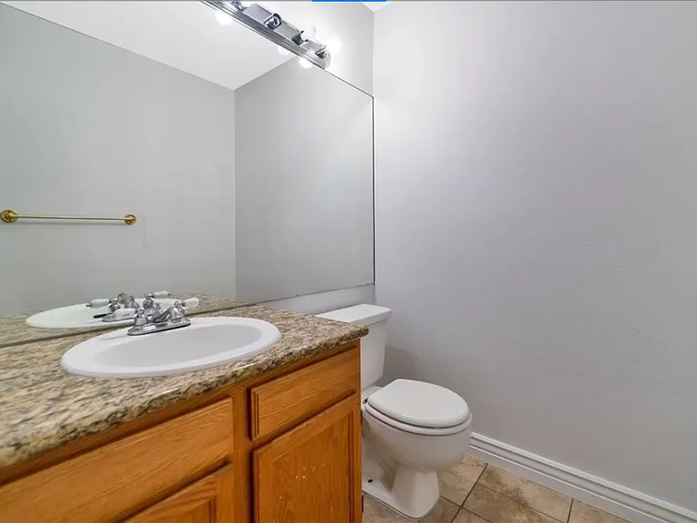 Upstairs full bathroom with tub/shower