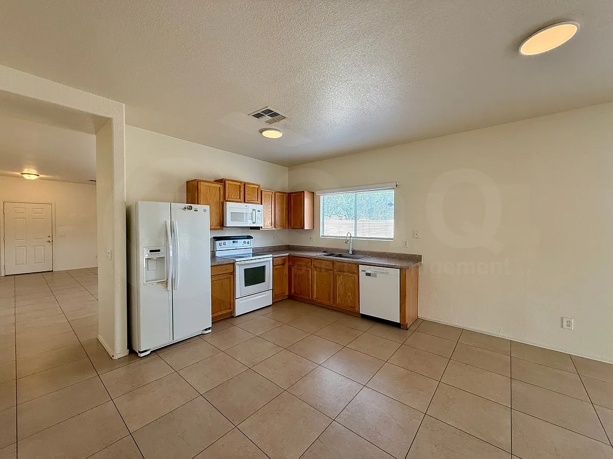 4 bed, 2.0 bath, 1967 sqft, $2,275 — Photo 4