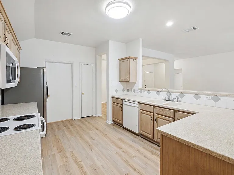 1611 Sunnycrest Cir — Photo 7